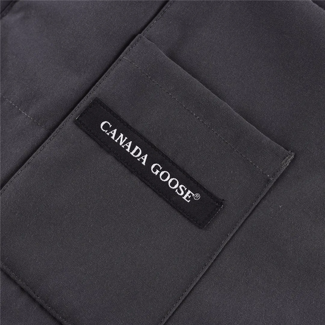 P320 Canada Goose Canada Goose #Freestyle Crew 4154M men's and women's vest down# ➖ Genuine synchronous anti-counterfeiting chip sensor! ➖ Imported Behringer embroidery machine to customize 10,000-needle embroidery logo! ➖ Imported 21-count polyester-cotton blended original fabric, using Feather-Light 10D waterproof coating fabric, made of 84.5% polyester fiber and 15.5% cotton, 100% the best feel in the entire network! ➖ The genuine official website uses the national standard 80 white duck down, and will never be misled by false claims such as 90 down or goose down! ➖ 100% nylon nylon lining with double double-layer sealing design to prevent velvet from running away. Top-grade polar fleece is used in the collar and pockets to keep warm and comfortable! ➖ Yoshida YKK provides original custom-made electroplated sliders. YKK two-way lockable zippers are tight and smooth and will not peel off paint! ➖ 3M composite original Velcro is durable, and all accessories and hardware are disassembled and customized!  SIZE: XS S M L XL XXL [Attached: Size chart]